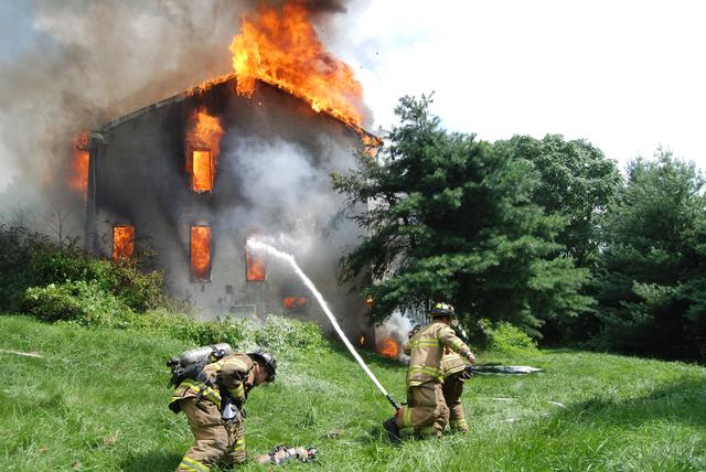 House Fire on Cotswold Lane in West Goshen Township.  FF John Morris and Lt. Green setting up defensive operations on side D.  August 2009.  